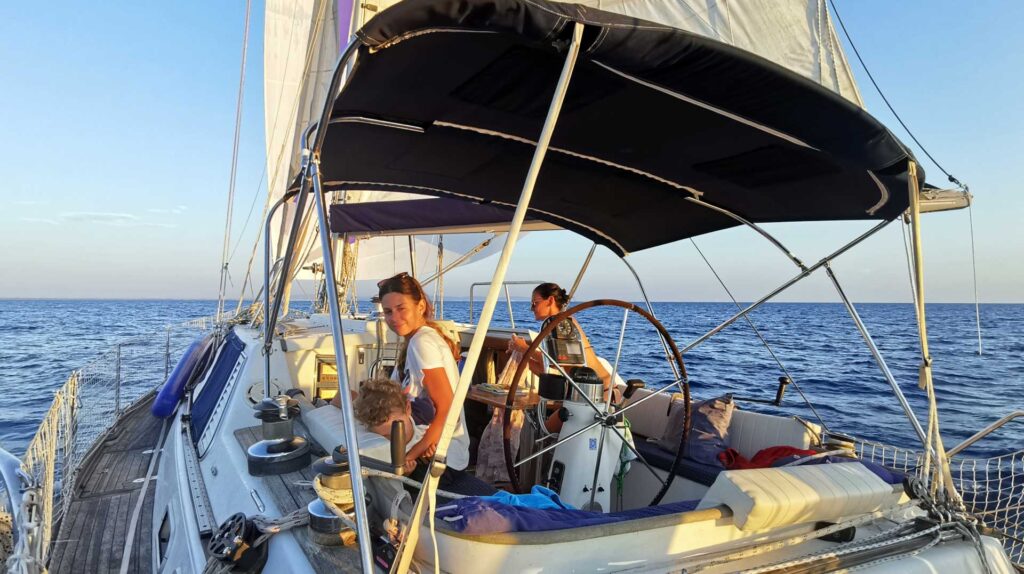 famiglia in navigazione rilassata durante una crociera estiva in arcipelago toscano