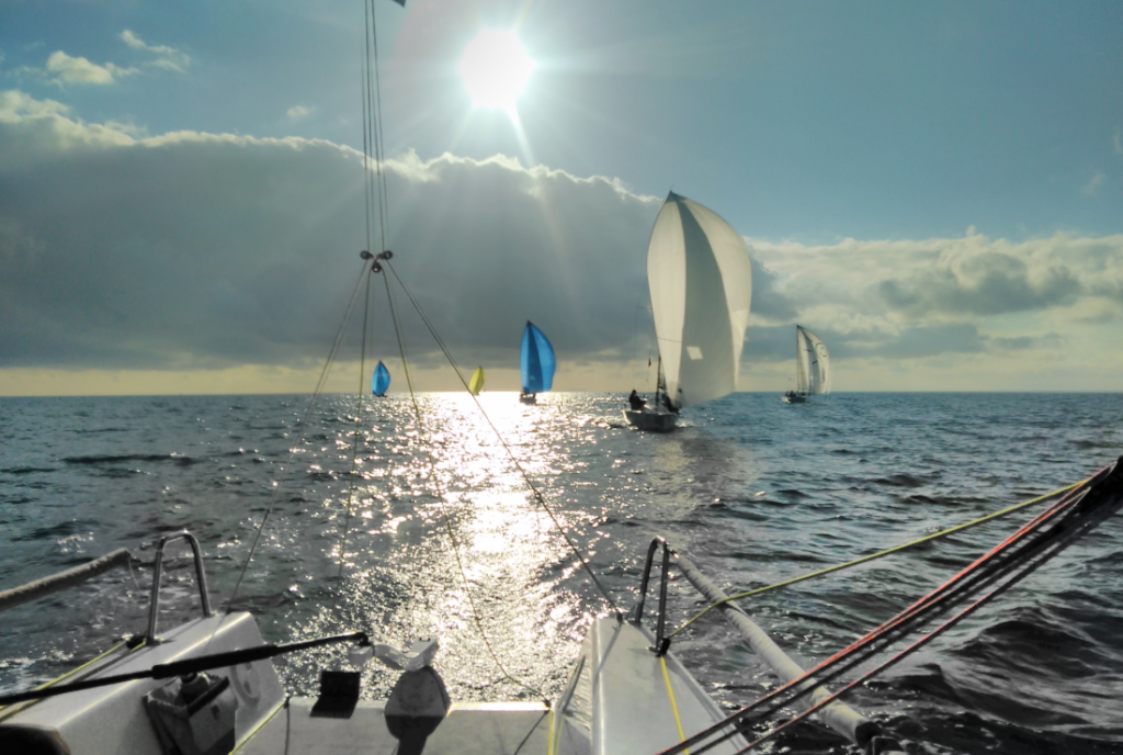 6 barche da regata navigano al lasco durante un allenamento