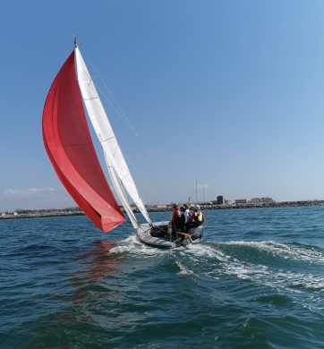 sb20 della squadra a gonistica in navigazione con gennaker rosso